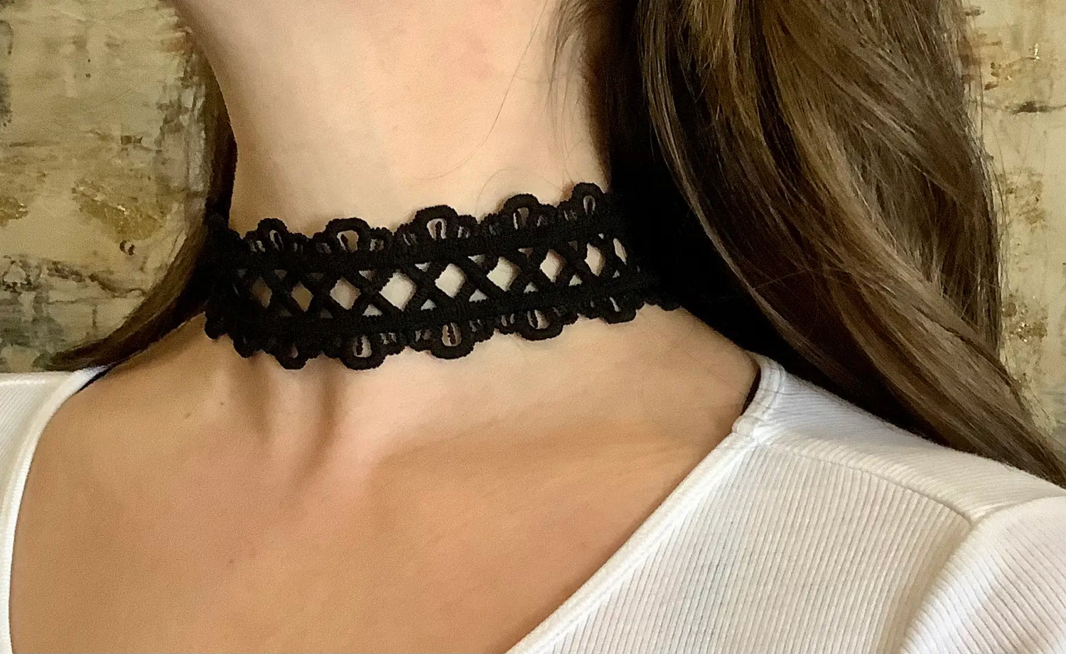 Lace up outlet choker